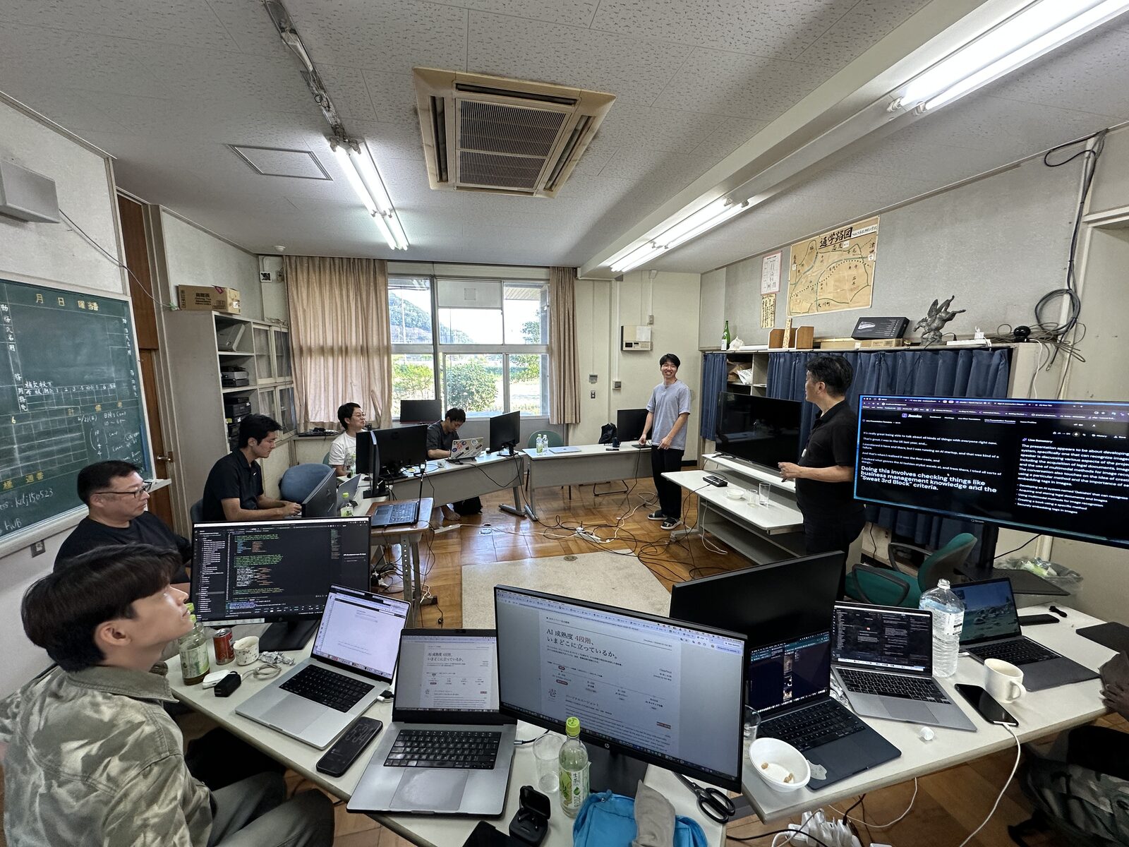 モニターとノートPCを並べて実装に集中している様子