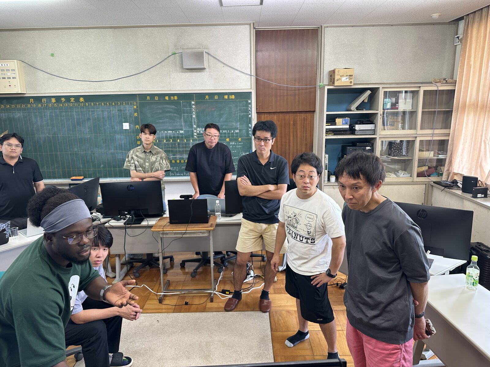 教室で講師と参加者が画面を見ながら議論している様子