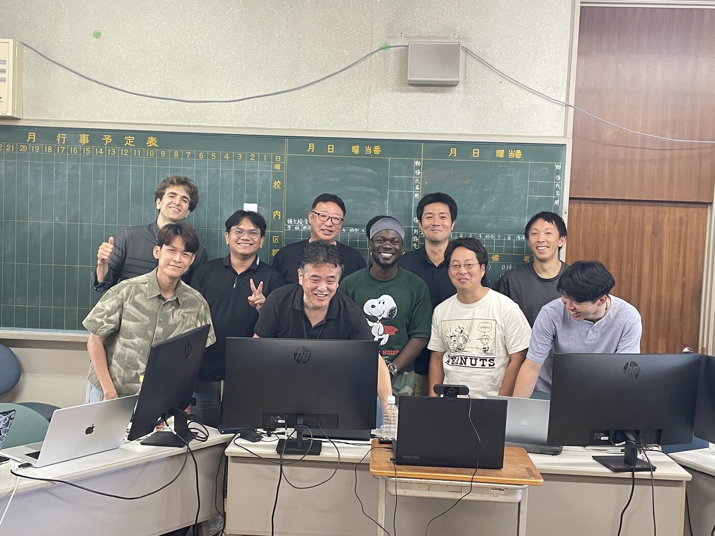 教室で笑顔で並ぶ第3回参加者の集合写真