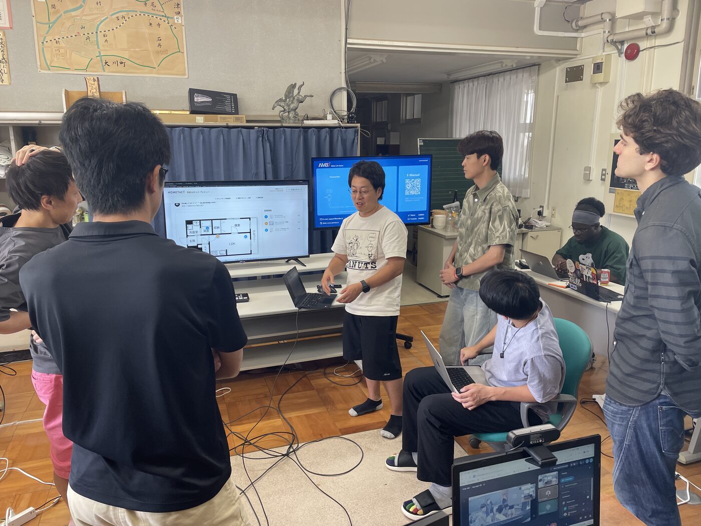 完成物のデモを画面で確認している教室の様子