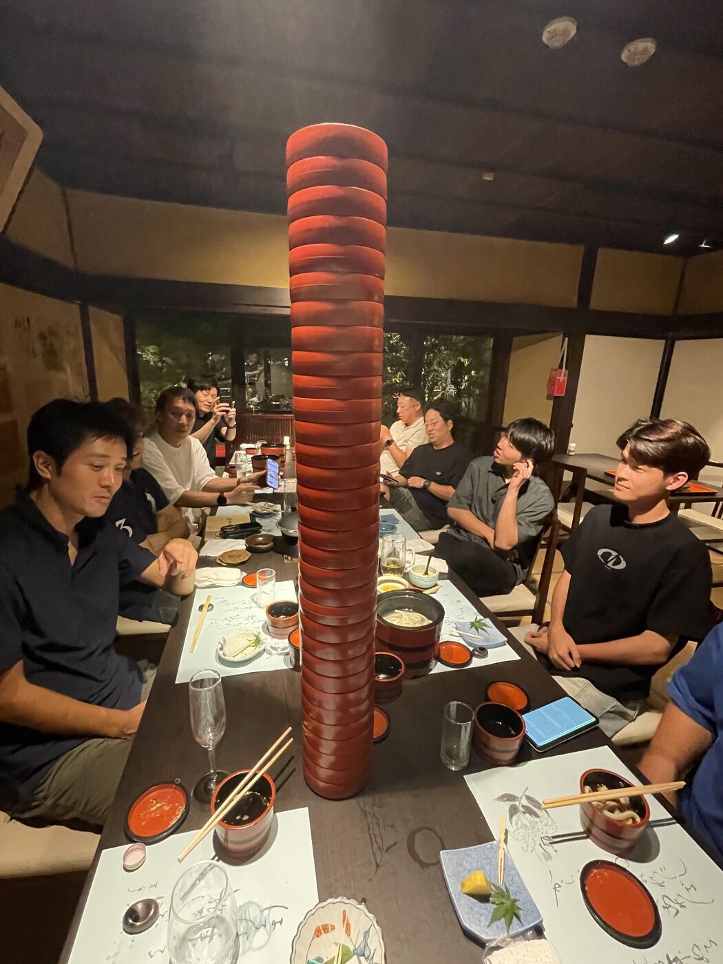 夕食の席で参加者同士が交流している様子